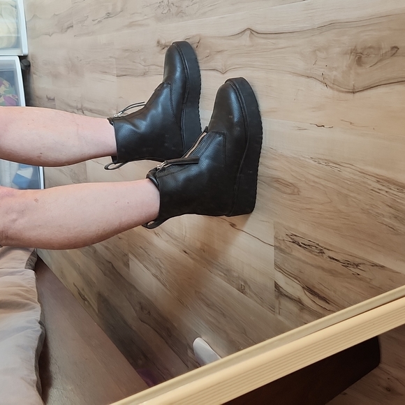 H&M black zipper platform wedge booties, 37, 6 faux leather excellent condition - Picture 6 of 6